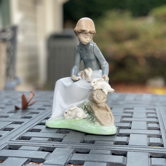 NAO by LLADRO #1026 Peaceful Moment Girl w/ 3 Rabbits ceramic retired figurine - Picture 5 of 7